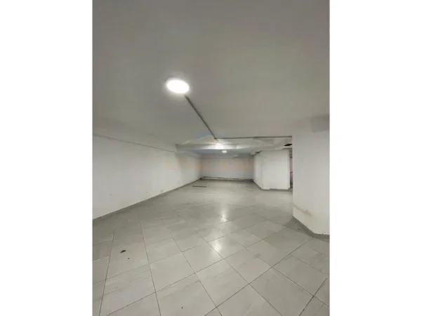 Tirane, jepet me qera ambjent biznesi Kati -1, 402 m² 402 € (Blloku)