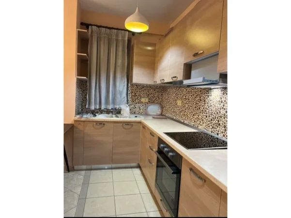 Tirane, jepet me qera apartament 2+1 Kati 9, 81 m² 500 € (Kthesa e Kamzes)