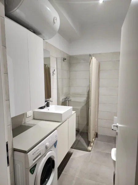 Tirane, jepet me qera apartament 1+1+Ballkon Kati 8, 70 m² 400 € (kompleksi mangalem)