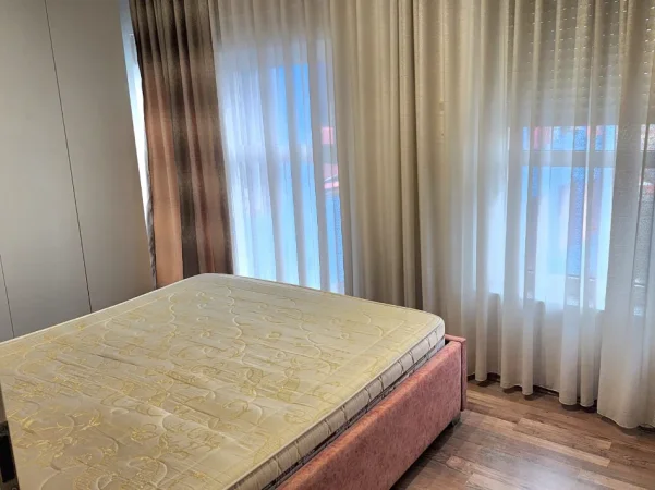 Tirane, jepet me qera apartament 1+1+Ballkon Kati 8, 70 m² 400 € (kompleksi mangalem)