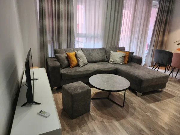 Tirane, jepet me qera apartament 1+1+Ballkon Kati 8, 70 m² 400 € (kompleksi mangalem)