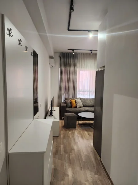 Tirane, jepet me qera apartament 1+1+Ballkon Kati 8, 70 m² 400 € (kompleksi mangalem)
