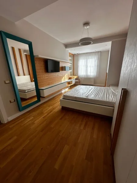 Tirane, jepet me qera apartament 3+1+Ballkon , 