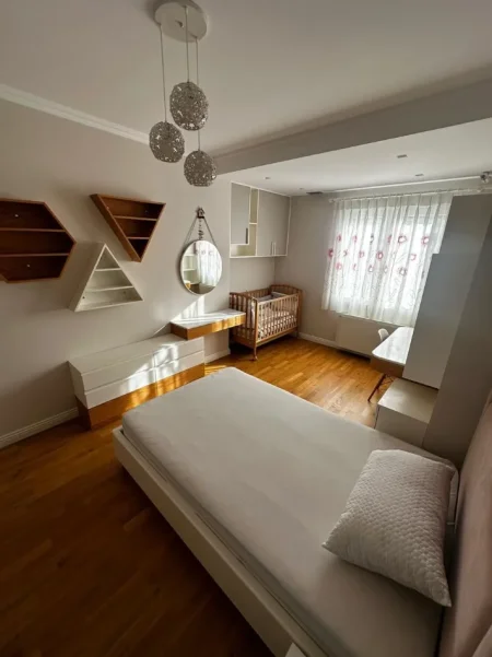 Tirane, jepet me qera apartament 3+1+Ballkon , 