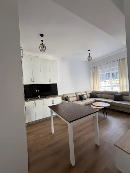 Tirane, jepet me qera apartament 1+1+Ballkon Kati 5, 70 m² 450 € (Apartament 1+1 Per Qera Plotesisht I Mobiluar Ali Demi Rezidenca Kaimi)