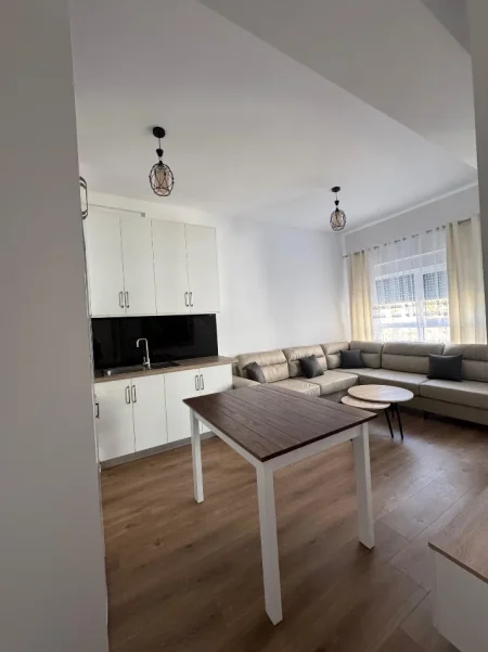 Tirane, jepet me qera apartament 1+1+Ballkon Kati 5, 70 m² 450 € (Apartament 1+1 Per Qera Plotesisht I Mobiluar Ali Demi Rezidenca Kaimi)