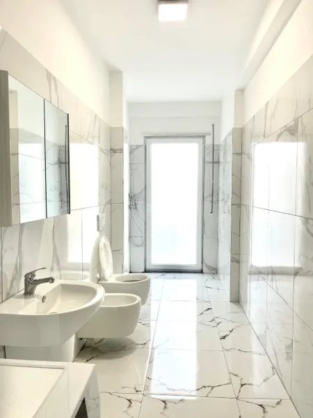 Tirane, jepet me qera apartament 1+1+Ballkon Kati 2, 70 m² 500 € (astir vila L)