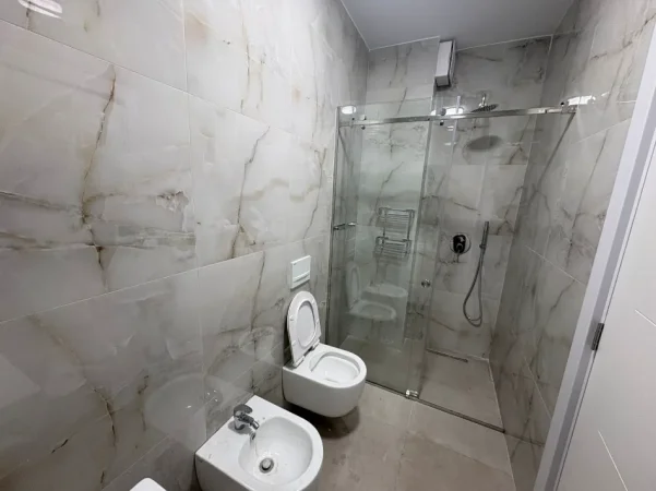 Tirane, jepet me qera apartament 1+1 Kati 2, 62 m² 600 € (ish fusha e aviacionit)