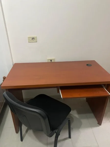 Tirane, shes Okazion! Tavoline kompjuteri + karrige = 6000 leke! 6.000 €