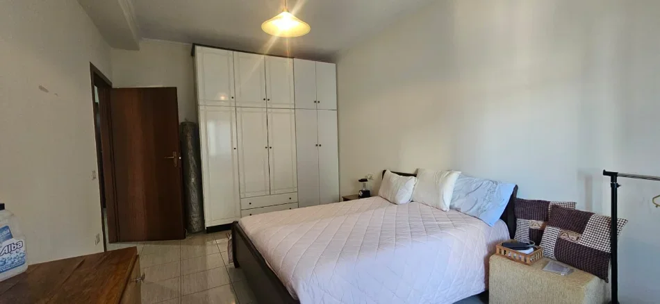 Tirane, jepet me qera apartament 1+1+Ballkon Kati 4, 60 m² 550 € (Komuna Parisit)