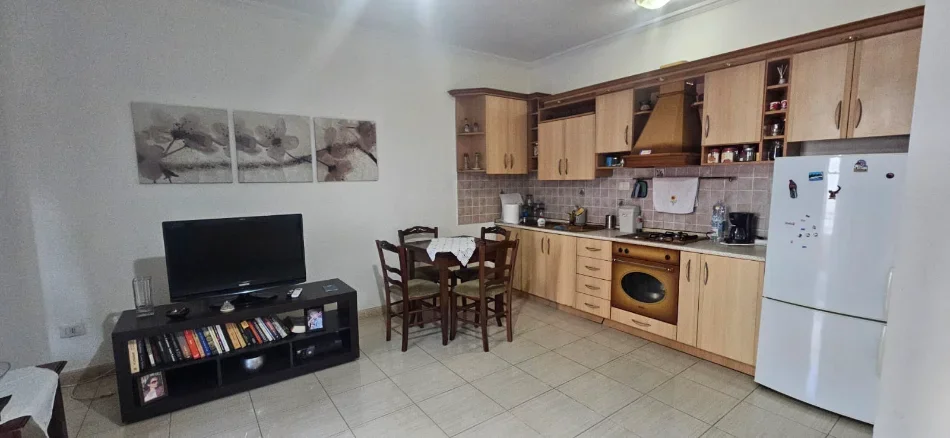 Tirane, jepet me qera apartament 1+1+Ballkon Kati 4, 60 m² 550 € (Komuna Parisit)