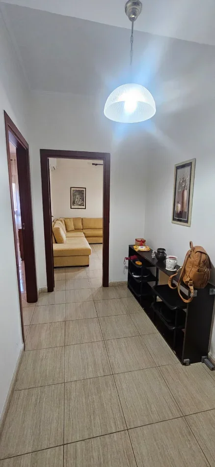 Tirane, jepet me qera apartament 1+1+Ballkon Kati 4, 60 m² 550 € (Komuna Parisit)