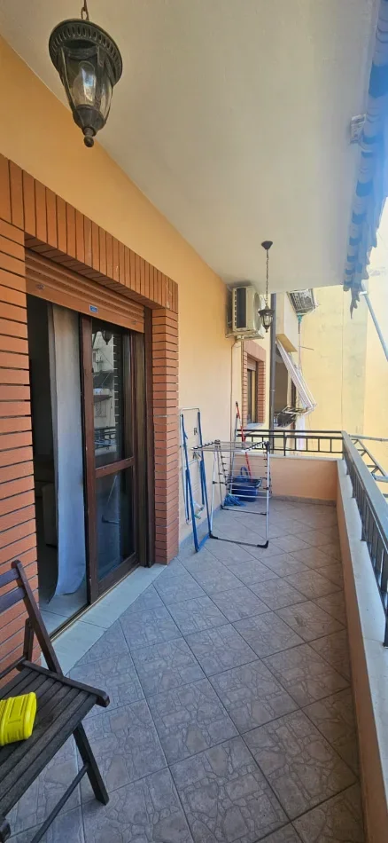 Tirane, jepet me qera apartament 1+1+Ballkon Kati 4, 60 m² 550 € (Komuna Parisit)