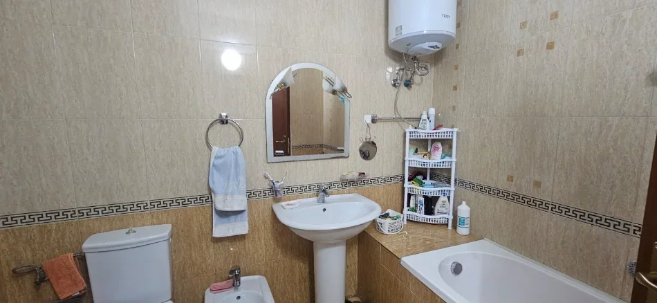 Tirane, jepet me qera apartament 1+1+Ballkon Kati 4, 60 m² 550 € (Komuna Parisit)