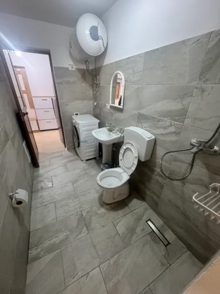 Tirane, shes apartament 1+1+Ballkon Kati 1, 60 m² 115.000 € (Rr. Odise Grillo, përballë maternitetit të ri)