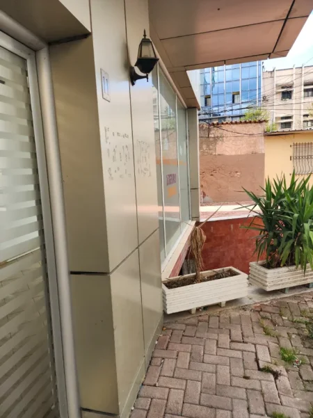 DYQAN me Qira: 📍 Bulevardi i ri fiks te Ministria e Drejtësisë - ose Zëri Popullit Tiranë - Kt.1 - 55 m2 - 590€/Muaj NETO 🔥