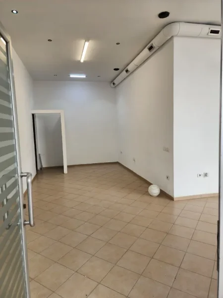 DYQAN me Qira: 📍 Bulevardi i ri fiks te Ministria e Drejtësisë - ose Zëri Popullit Tiranë - Kt.1 - 55 m2 - 590€/Muaj NETO 🔥