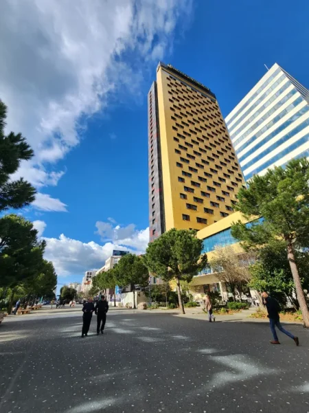 DYQAN me Qira: 📍 Bulevardi i ri fiks te Ministria e Drejtësisë - ose Zëri Popullit Tiranë - Kt.1 - 55 m2 - 590€/Muaj NETO 🔥