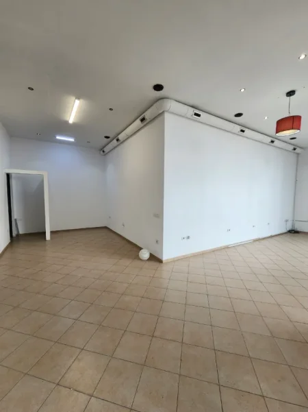 DYQAN me Qira: 📍 Bulevardi i ri fiks te Ministria e Drejtësisë - ose Zëri Popullit Tiranë - Kt.1 - 55 m2 - 590€/Muaj NETO 🔥