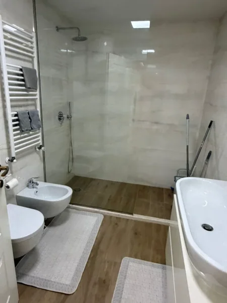 Tirane, jepet me qera apartament 2+1 Kati 5, 1.500 € 