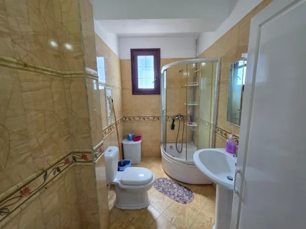 Vlore - Lungomare, jepet me qera apartament 2+1 Kati 8, 120 m² 550 € (Lungomare, pas Bar Hannover, Vlore)