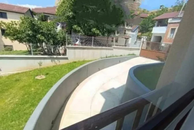 Tirane, jepet me qera Vile 3 Katshe Kati 3, 360 m² 2.500 € (Prane Senatoriumit)