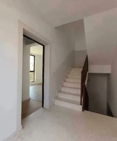 Tirane, jepet me qera Vile 3 Katshe Kati 3, 360 m² 2.500 € (Prane Senatoriumit)