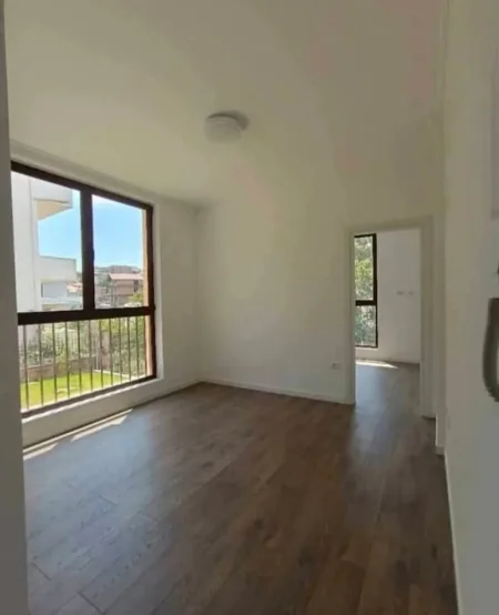 Tirane, jepet me qera Vile 3 Katshe Kati 3, 360 m² 2.500 € (Prane Senatoriumit)
