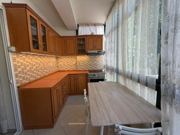 Tirane, jepet me qera apartament 2+1 Kati 1, 105 m² 450 € (Kodra e Diellit.)