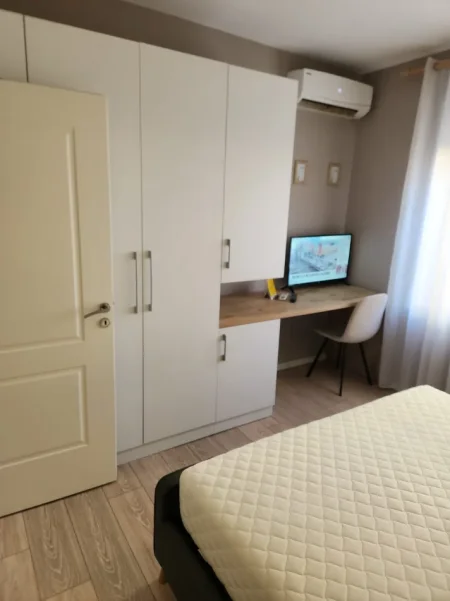 Tirane, jepet me qera apartament 1+1+Ballkon Kati 2, 70 m² 680 € (21 dhjetori)