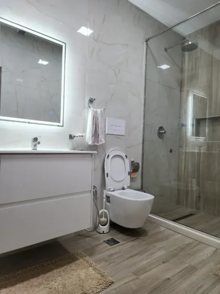 Tirane, jepet me qera apartament 1+1+Ballkon Kati 2, 70 m² 680 € (21 dhjetori)