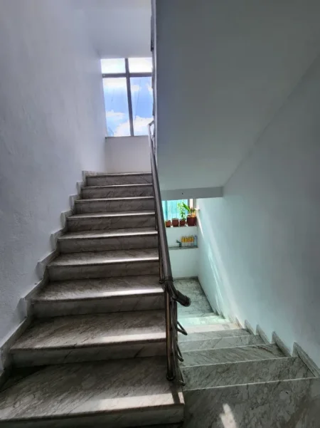 🤩Shitet: 2+1+2🚾 & Ballkon Gjigand 📍( M. Shyri - Mulliri Vjetër/Rr. Islam Alla) 400m nga Sheshi Skëndërbe 122m² Çmimi 297.000€ ✨