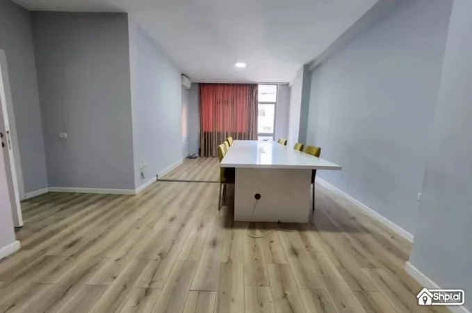 🤩Shitet: 2+1+2🚾 & Ballkon Gjigand 📍( M. Shyri - Mulliri Vjetër/Rr. Islam Alla) 400m nga Sheshi Skëndërbe 122m² Çmimi 297.000€ ✨