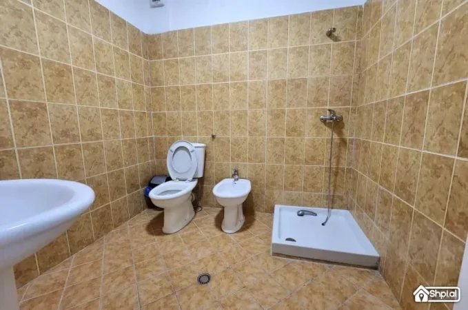 🤩Shitet: 2+1+2🚾 & Ballkon Gjigand 📍( M. Shyri - Mulliri Vjetër/Rr. Islam Alla) 400m nga Sheshi Skëndërbe 122m² Çmimi 297.000€ ✨