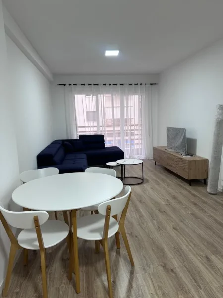 Tirane, jepet me qera apartament 1+1 Kati 4, 70 m² 600 € (LAprake, Kupola)