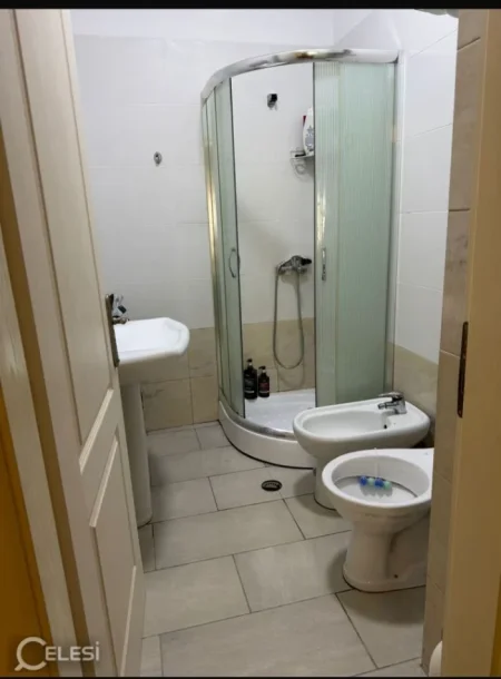 Tirane, jepet me qera apartament 2+1+Aneks+Ballkon Kati 5, 96 m² 550 € (liqeni i thate prane radison)