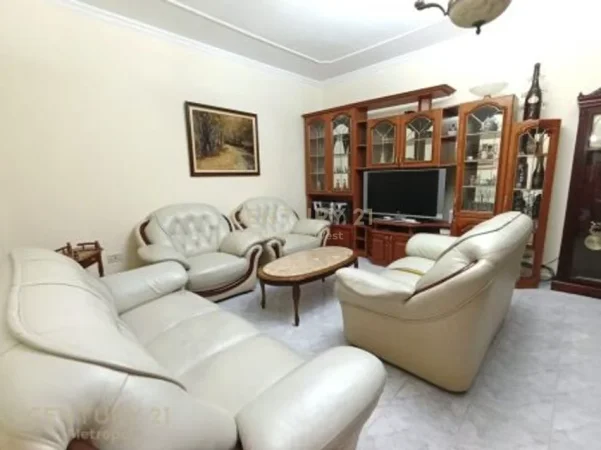 Tirane, jepet me qera apartament 3+1 Kati 2, 121 m² 600 € (Rruga Mine Peza)