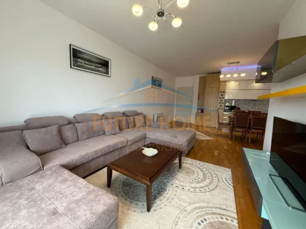 Tirane, jepet me qera apartament 2+1 Kati 3, 105 m² 900 € (prane xhamise)