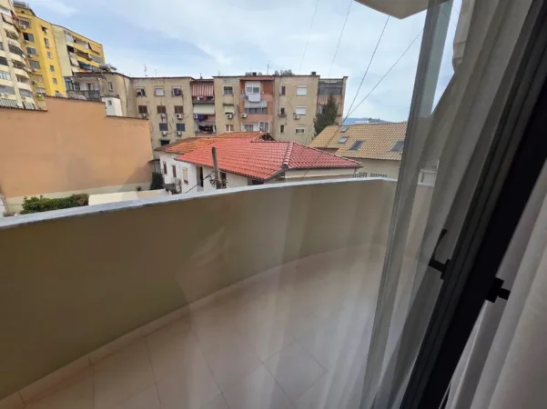 Tirane, jepet me qera apartament 2+1 Kati 3, 100 m² 1.000 € 