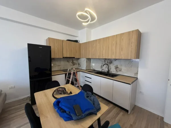 Tirane, jepet me qera apartament 1+1 Kati 6, 