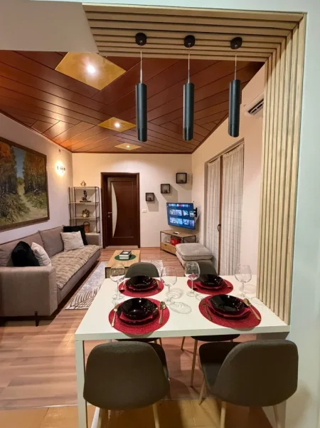 Tirane, jepet me qera apartament 1+1 Kati 3, 68 m² 550 € (Qendra globe, rruga e Kavajes)