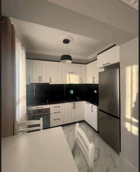 Tirane, jepet me qera apartament 2+1 Kati 3, 110 m² 600 € (ALI DEMI)