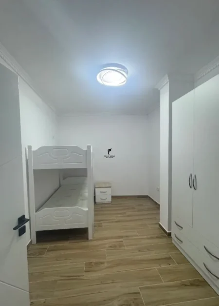 Tirane, jepet me qera apartament 2+1 Kati 3, 110 m² 600 € (ALI DEMI)