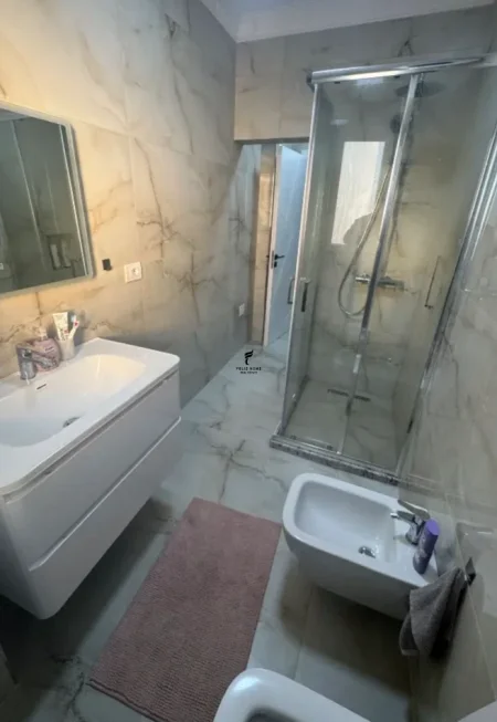 Tirane, jepet me qera apartament 2+1 Kati 3, 110 m² 600 € (ALI DEMI)