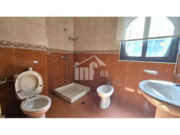 Tirane, jepet me qera zyre Kati 6, 126 m² 1.300 € (NË RRUGËN E “KOSOVARËVE”)