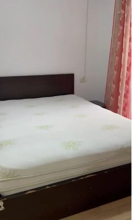 Tirane, jepet me qera apartament 1+1 Kati 2, 65 m² 450 € (Rruga Muhamed Gjollesha)