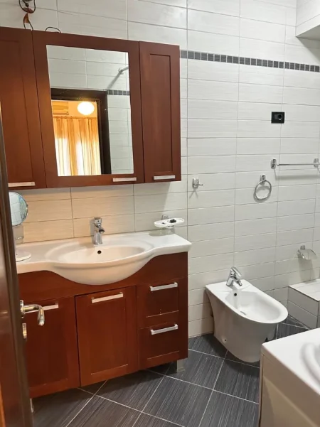 Tirane, jepet me qera apartament 2+1+Aneks+Ballkon Kati 7, 102 m² (Rr e Elbasanit)