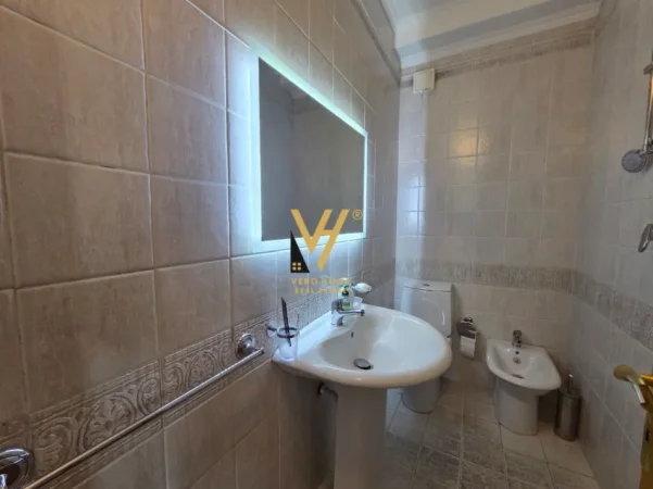 Tirane, shitet apartament 3+1+Ballkon Kati 8, 155 m² 65.000 € (BLLOK)