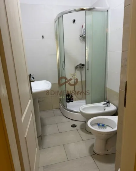 Tirane, jepet me qera apartament 2+1+Ballkon Kati 5, 96 m² 550 € (liqeni i thate)