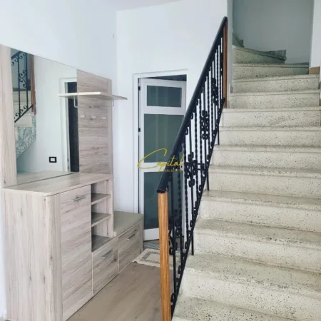 Tirane, jepet me qera apartament duplex 1+1 Kati 2, 90 m² 500 € (ALI DEMI)